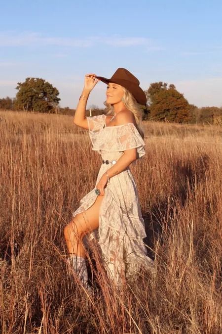 Boho Country Outfits, Western Photoshoot Ideas, Western Photo Shoots, Cowgirl Photoshoot, Foto Cowgirl, Western Photoshoot, Western Photo, Western Photography, Cowgirl Dresses