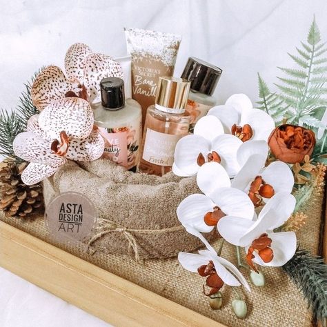 Handuk + body care Gift Box Decorating Ideas Creative, Kunchas Ideas For Her, Sangjit Box Idea, Idea Hantaran Kahwin, Box Hantaran Rustic, Dulang Hantaran Kayu Pallet, Marawa Box Ideas, Seserahan Hantaran Wedding, Gubahan Hantaran Ideas