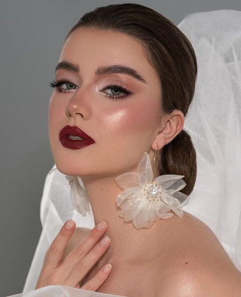 Bridal Makeup Red Lips, Bold Lipstick Makeup, Wedding Eyes, Wedding Makeup Tutorial, Sparkly Makeup, Wedding Eye Makeup, Tutorial Eyeliner, Glam Wedding Makeup, Bold Lipstick