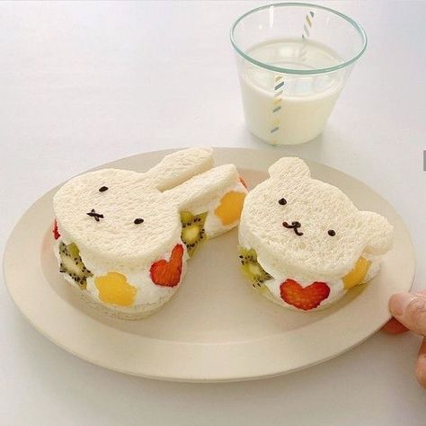 Little Sandwiches, Fun Kid Lunch, Kawaii Cooking, Cute Baking, Cute Snacks, Cute Food Art, Think Food, Tiny Food, Kawaii Food