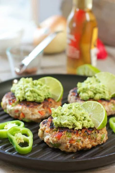 Chili Lime Chicken Burger on a skillet Chili Lime Chicken Burgers, Burgers With Avocado, Chili Lime Chicken, Chili Spices, Dinner Summer, Clean Eating Recipes For Dinner, Salsa Chicken, Clean Eating For Beginners, Carb Dinner