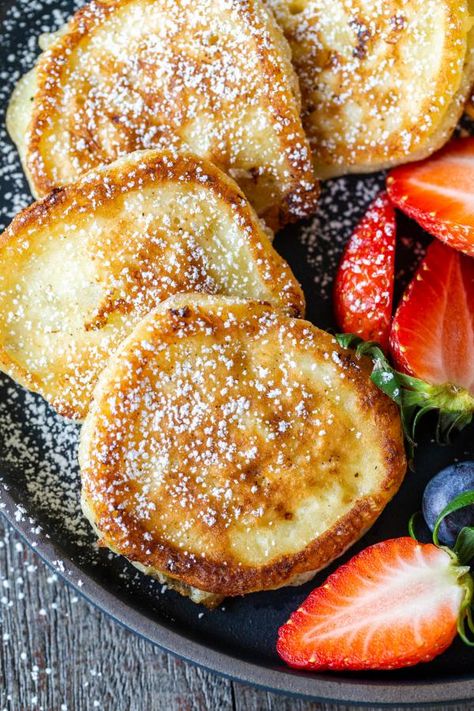 Cottage Cheese Pancakes (Quick & Easy) - Momsdish Cheese Pancakes Recipe, Cottage Cheese Pancakes Recipe, Cottage Cheese Recipes Healthy, Desayuno Keto, Cottage Cheese Pancakes, Cheese Pancakes, Cottage Cheese Recipes, Idee Pasto Sano, Breakfast Brunch Recipes