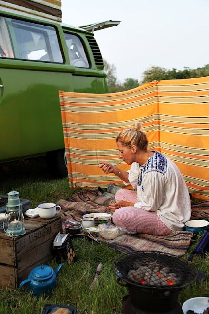 Vw Camper Van, Mountain Camping, Van Living, Hippie Life, Vw Camper, Camping Life, Camping Ideas, Car Camping, Vw Bus