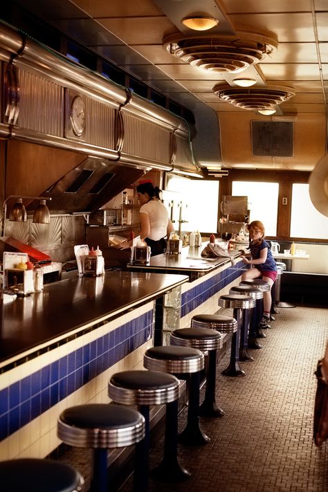 PUBS,CAFÉS,PIZZARIAS E COMPANHIA American Pub Interior, Dinner American, Diner Counter, Diner 50s, Old Diner, Modern Diner, Happy Attitude, Old Restaurant, Diner Kitchen