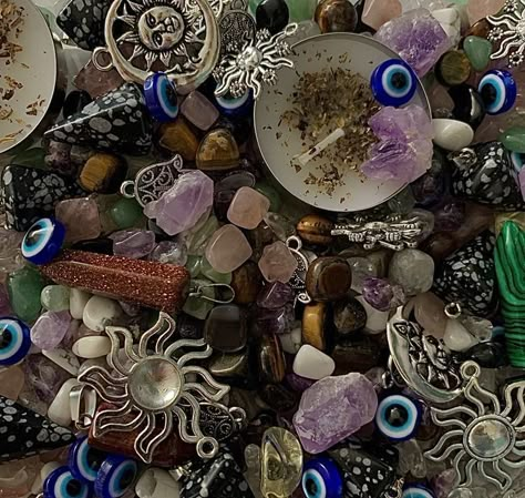 #crystals #crystallove Witchy Hippie Aesthetic, Hippy Aesthetic, Crystal Vibes, Hippie Aesthetic, Witch Spirituality, Crystal Aesthetic, Boho Crystal, Spiritual Crystals, Witch Stuff