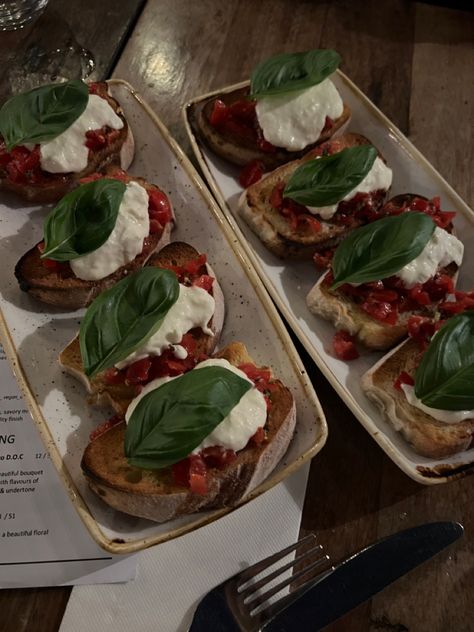 #bruschetta #aesthetic #food #foodphotography High Class Food, Bruschetta Aesthetic, Italian Aesthetic Food, Essen Aesthetic, Bruschetta Ideas, Italian Restaurant Aesthetic, Restaurant Aesthetic Food, Culinary Aesthetic, Italian Wedding Foods