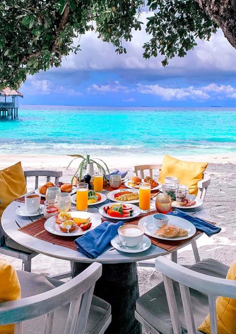 Breakfast On The Beach, Brunch Table, Party Food Buffet, Beach Bedding, Vacation Goals, Window Screen, Beautiful Wallpaper For Phone, Cafe Art, Soft Life