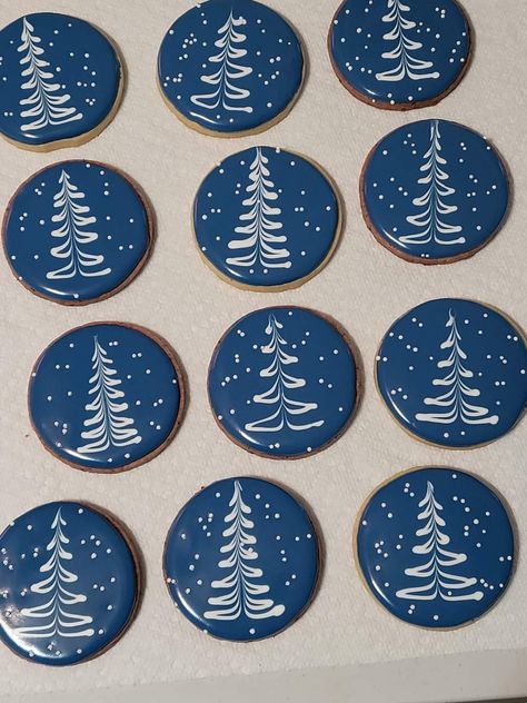 Starry Night Cookies Decorated, Circle Birthday Cookies, Round Christmas Cookies Decorating Ideas, Round Christmas Sugar Cookies Decorated, Shamrock Cookies Royal Icing, Mini Christmas Cookies Decorated, Christmas Star Cookies Decorated, Round Sugar Cookie Decorating Ideas, Circle Christmas Cookies