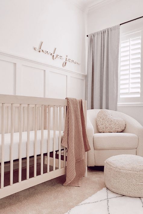 TOP BABY ROOM IDEAS (3) Grey Nursery Walls, Metal Crib, Nursery Layout, Small Baby Room, Easy Backdrops, Room Layouts, Grey Nursery, Nursery Chair, Bold Wallpaper