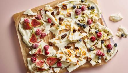 Yoghurt Bark, Yogurt Bark Recipe, Yogurt Banana, Med Diet, Dairy Free Snacks, Yogurt Bark, Eating Better, Pastry Recipe, Healthy Recipes Easy Snacks