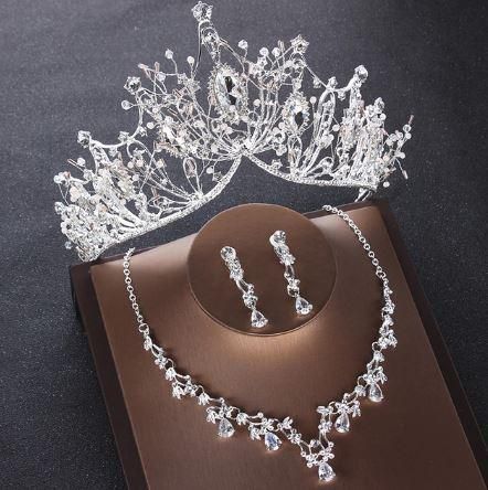 A jewelry set that combines classic and modern styles, now available on Amazon. Crystal Bridal Jewelry Sets, Bride Jewelry Set, Crystal Bridal Tiaras, Crown Earrings, Beautiful Tiaras, Heart Crystal, Choker Necklace Set, Wedding Bridal Jewellery, Wedding Tiara