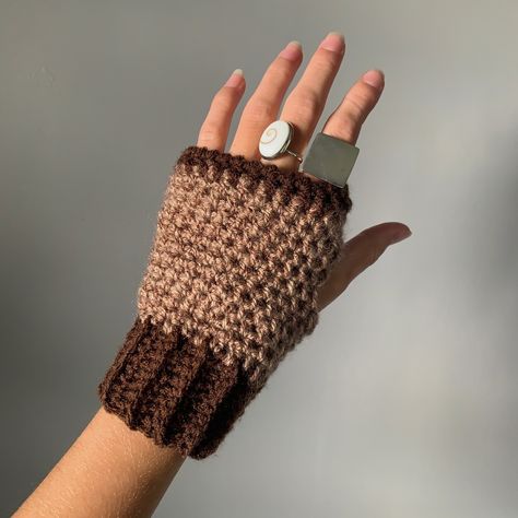 Brown Yarn Crochet Ideas, Fall Crochet Ideas Clothes, Brown Crochet Ideas, Brown Crotchet, Crochet Handwarmers, Crochet Hand Warmers, Gloves Crochet, Fingerless Gloves Crochet Pattern, Crochet Cardigan Pattern Free