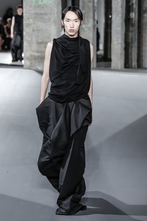 Collections cover 39 rick owens men ss17 paris 8931 Rick Owen Outfit, Avangard Fashion, Rick Owens Menswear, F Men, Men's Bottoms, Rick Owens Men, Runway Collection, Dark Fashion, Shoes And Accessories