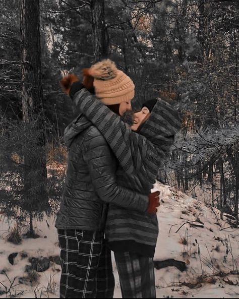 wlw couple aesthetic photo ideas lgbtq lesbian sapphic love winter christmas snow Wlw Christmas Aesthetic, Sapphic Christmas, Wlw Winter, Wlw Christmas, Christmas Lesbian, Valentine Boards, Lesbian Christmas, Wlw Couple, Future Christmas