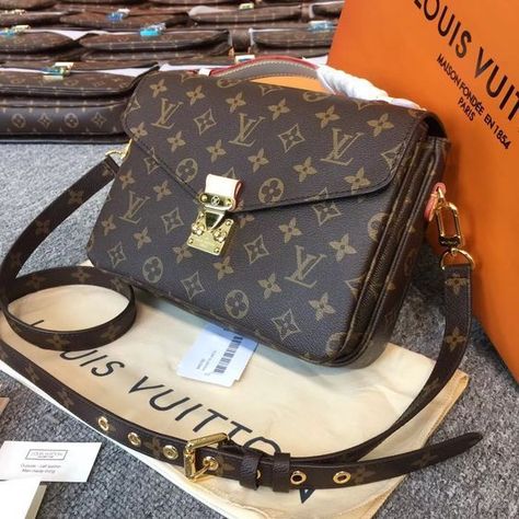 Louis Vuitton Pochette Métis: recensione e ispirazione . Recensioni delle più belle borsette Louis Vuitton. Louis vuitton bags. #vuitton #vuittonbag #handbags #handbagspurses #borse Pochette Louis Vuitton, Sac Louis Vuitton, Louis Vuitton Pochette Metis, Dr Shoes, Cheap Purses, Popular Handbags, Classic Handbags, Cheap Handbags, Lv Handbags