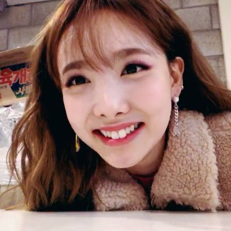 Nayeon Bunny Teeth, Nayeon Bunny Smile, Nayeon Teeth, Bunny Teeth, Teeth Aesthetic, Becoming A Chef, Cute Tooth, Smile Teeth, Face Aesthetic