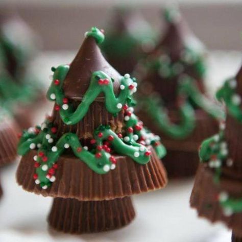 Christmas trees made from Reese's Peanut Butter Cups? We're in! Christmas Tree Desserts, Reese's Chocolate, Chocolate Tree, Candy Christmas Tree, Candyland Christmas, Chocolate Christmas, Brown Christmas, Candy Crafts, Cute Christmas Tree