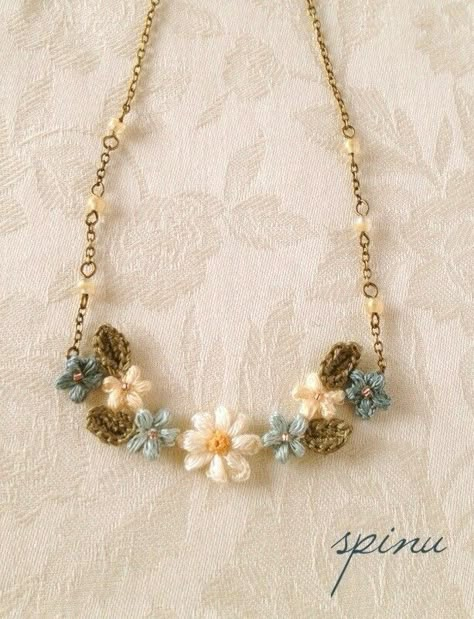 Latest Necklace Design, Crochet Beaded Necklace, Crochet Necklace Pattern, Crochet Jewelry Patterns, Crochet Chain, Crochet Jewellery, Crochet Collar, Necklace Patterns, Crochet Flower Tutorial