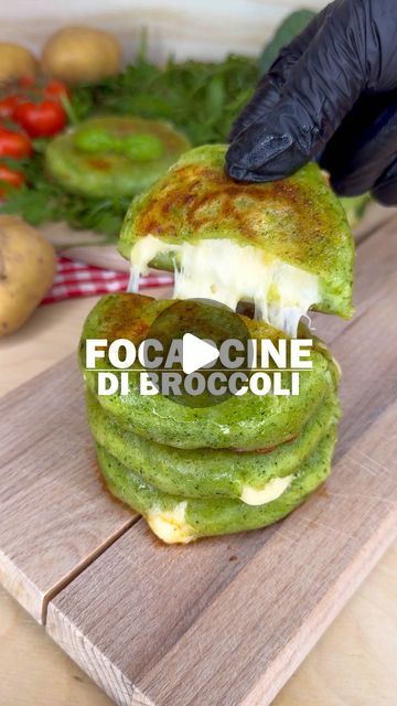 Giuseppe Maiello on Instagram: "🥦 FOCACCINE DI BROCCOLI 3 INGREDIENTI ❌ Senza uova, senza farina, senza pangrattato!  Se pensi che non ti piacciano i broccoli, è perché non hai ancora provato queste focaccine! Perfette anche per i più piccoli 🥰 FACILISSIME, light, e super sfiziose! Puoi farcirle come ho fatto io, o prepararne di mille altre varianti… insomma, lo proverai?? 🤩  Lascia un “MI PIACE” è il tuo modo di dirmi grazie 🙏🏻❤️  📲 Salva la ricetta  ✌🏻 Seguimi @giuseppe_healthy  Ingredienti x 7-8 focaccine: 400g patate (3 patate medie) 150g di broccoli (1 cima) 100g fecola di patate q.b. sale  Ripieno (facoltativo) 100g formaggio  Procedimento: Lava le patate, pelale, tagliale a cubetti ed immergile in acqua bollente (precedentemente salata) per circa 5 minuti, fin quando non risu Giuseppe Healthy, Recipes Grill, Gluten Free Eating, Chicken Thigh Recipes, Chicken Thighs, Amazing Food, Veggie Recipes, Healthy Diet, Mexican Food Recipes