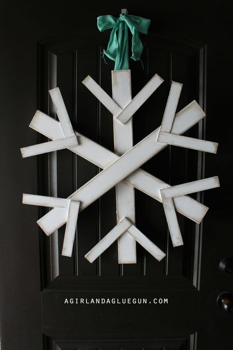 Make a giant wood snowflake - A girl and a glue gun Diy Winter Wreaths, January Wreath Ideas, January Wreath, Diy Snowman Decorations, January Decor, Winter Wreath Diy, Wood Snowflake, Creative Wreaths, Fun Wreath