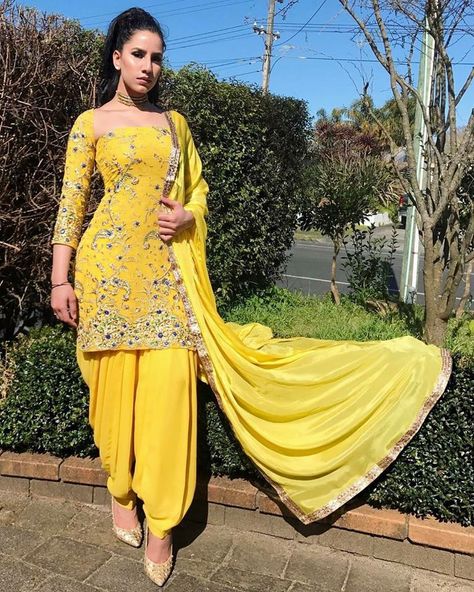 Broad Neck Kurti Design, Bollywood Clothes, Kurti Design Ideas, Summer Kurti, Ladies Suits Indian, Panjabi Suit, Shalwar Design, Pakistan Clothes, Asian Dresses