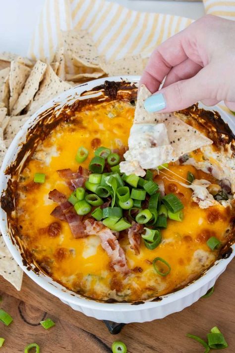 Chicken Crack Dip Chicken Cheese Dip, Baked Dip, Bacon Ranch Dip, Christmas Finger Foods, Tailgating Food, Creamy Dip, Oven Chicken, Chicken Dips, Chicken Dip