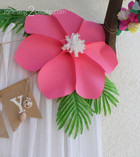 Tutorial and pattern for an easy luau paper flower. They cost pennies to make and minutes to put together. Luau Backdrop Ideas, Luau Centerpiece Ideas, Luau Flowers, Moving Schools, Luau Centerpieces, Hawaii Themed Party, Christmas Paper Craft, Cousin Camp, Luau Decorations