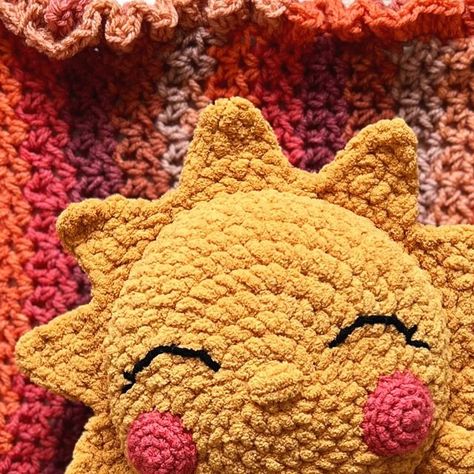 holly | orange ⓟⓞⓝⓨ on Instagram: "☀️ little raya ☀️   One of my new favorite things is to crochet a blanket & make a lovey/plushie/friend to match the vibe. Started here with Caron Cinnamon Swirl Cake (Heatwave … makes sense for a sun 😉) for the blanket. And the first time I saw this little sunshine I knew I had to make it so it was an obvious choice to match. 🤩  patterns // little raya ☀️ / @bluejayehandmade go follow her, it’s her birthday! 🥳  baby sprout 🌱blanket / @prettyinpate 🤍  〰️  #orangepony #crochetblanket #caronyarn #caroncinnamonswirlcakes #bigtwistplush #crochetsun #sawvibes #shescrafty #sun #sunshineday" You Are My Sunshine Crochet Blanket Free, Diy Kid Toys, Cinnamon Swirl Cake, Crochet A Blanket, Caron Yarn, Swirl Cake, Baby Boy Toys, Big Twist, Work Flow