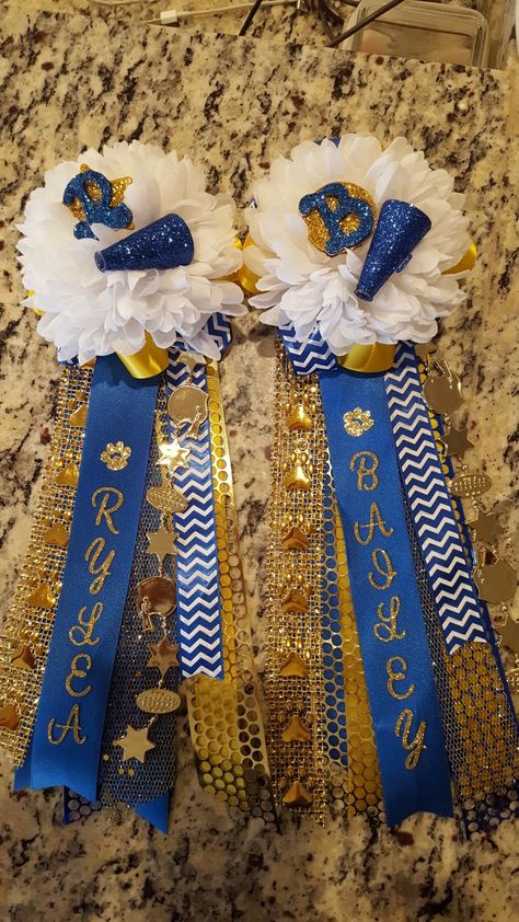 Mini Homecoming Mum Small Homecoming Mums Diy, Mini Homecoming Mums, Mini Mums Homecoming, Mini Mums, Mum Making, Hoco Mums, Homecoming Corsage, Texas Homecoming Mums, Booster Club