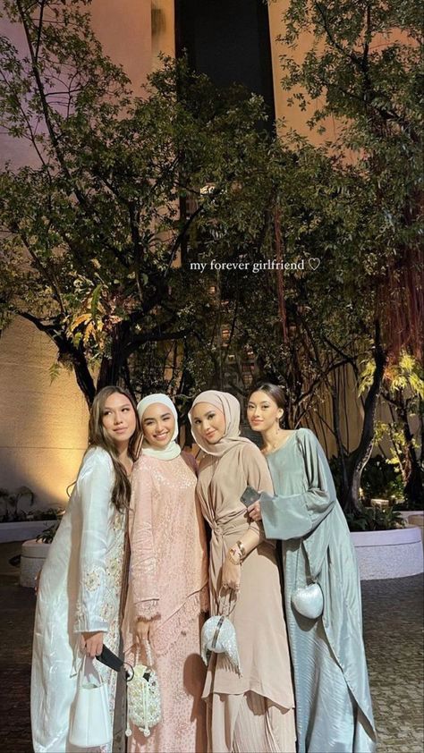 Eid Pictures Poses, Eid Pics, Eid Photos, Estilo Hijab, Stile Hijab, Desi Fashion Casual, Hijabi Fashion Casual, Modest Fits, Hijabi Aesthetic