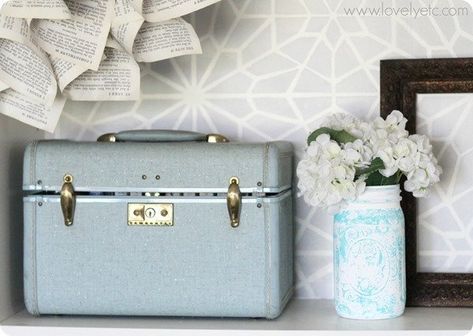 Vintage Suitcase Decor, Painted Suitcase, Suitcase Decor, Vintage Train Case, Old Suitcases, Vintage Suitcases, Old Train, Diy Upcycle, Vintage Suitcase