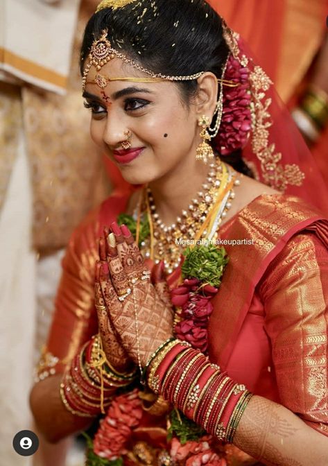 Telugu Bridal Look, Bridal Chunni, Couple Dressing, Nethi Chutti, Marriage Pics, Poola Jada, South Indian Bride Saree, Dj Photo, Kalamkari Dresses