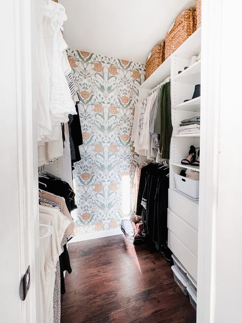 Walk In Closet Ideas Wallpaper, Walk In Wardrobe Wallpaper, Walk In Closet With Wallpaper, Wallpaper For Walk In Closet, Small Closet Wallpaper, Girly Closet Aesthetic, Colorful Walk In Closet, Cottage Walk In Closet, Wallpaper Walk In Closet