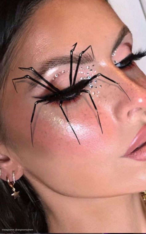 What to post on Instagram and your blog in October? How about some spooky Halloween makeup tutorials? If you have a knack for makeup and effects, photograph your Halloween makeup creations and share them on social media - or film the process and provide helpful makeup tutorials on Youtube. This spider eye makeup was created by angiesmayhem on IG. Halloween Spider Makeup, Spider Makeup, Makeup Witch, Halloween Makeup Inspo, Halloween Makeup Witch, Halloween Makeup Tutorial Easy, Spooky Makeup, Halloween Glam, Halloweenský Makeup