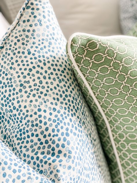 Green And Blue Bedding, White And Green Bedroom, Preppy Palm Beach, Blue And Green Living Room, Cushion Inspiration, Textiles Print, Green Living Room Decor, Jacquard Bedding, Cream Bedding