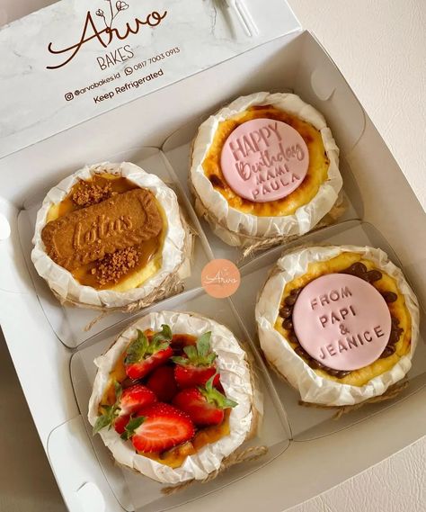 Cheesecake Box Packaging, Tart Packaging Ideas, Packaging Cheesecake, Cheesecake Packaging Ideas, Burn Cheesecake, Cheesecake Packaging, Burnt Cheese, Food Photography Cake, Green Birthday Cakes