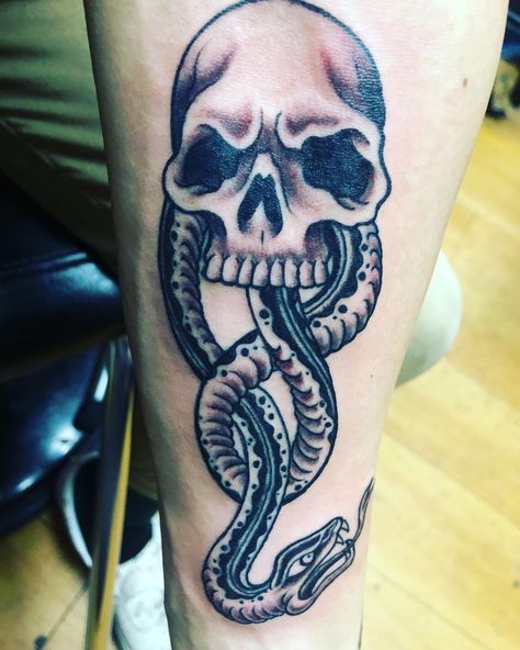 Dark Mark Tattoos, Harry Tattoos, Skull And Snake, Tatuagem Masculina Pequena, Skull Art Tattoo, Mark Tattoo, Potter Tattoo, Snake Tattoo Design, Scary Tattoos