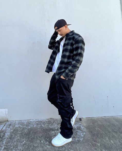 Grey Shirt Outfit Men Streetwear, Mens Black Flannel Outfit, Men’s Outfit Flannel, Men Flannel Outfits Street Styles, Mens Winter Fashion Flannel, Street Formal, Flannel Outfits Men Streetwear, Flannel Outfits Men, Cargo Pants Outfit Men