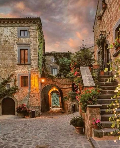 Tuscan Style Homes, Ancient Village, Italian House, Dream Mansion, Italian Village, Casa Vintage, Italian Home, Countryside House, Tuscan Style