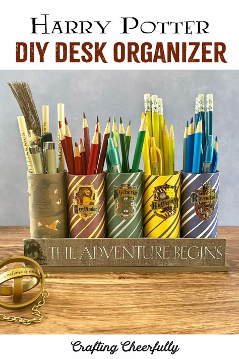 Diy Harry Potter Office Decor, Harry Potter Office Ideas, Harry Potter Themed Craft Room, Harry Potter Office Theme, Harry Potter Room Decor Diy Easy, Harry Potter Desk Decor, Diy Harry Potter Trolley, Harry Potter Paper Crafts, Harry Potter Diy Crafts Easy