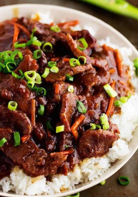 Melt in Your Mouth Slow Cooker Mongolian Beef Recipe - TASTYDONE Slow Cooker Mongolian Beef, Cooking Beef, Mongolian Beef Recipes, Mapo Tofu, Mongolian Beef, Beef Recipe, Ziplock Bag, Crock Pot Slow Cooker, Diet Vegetarian