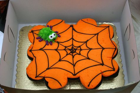 Halloween Spiderweb Cupcake Cake Halloween Cupcake Cake, Spiderweb Cupcakes, Spider Web Cake, Menu Halloween, Chocolate Spiders, Pasteles Halloween, Halloween Food Cupcakes, Dessert Halloween, Postres Halloween