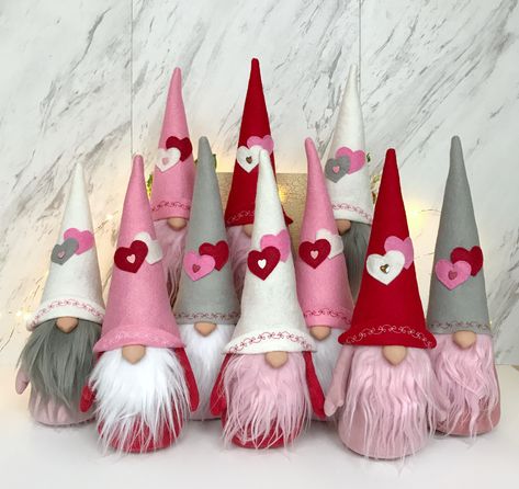 Saint Valentin Diy, Valentines Bricolage, Valentine Gnome, Diy Valentines Decorations, Valentine Crafts For Kids, Gnomes Diy, Valentine Projects, Valentines Wallpaper, Diy Gnomes