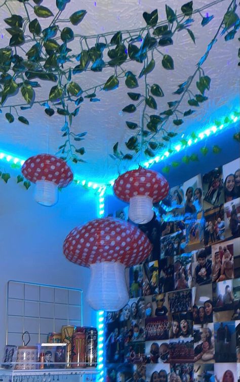 Hanging Mushrooms Room Decor, Mushroom Lantern Room, Mushroom Aesthetic Bedroom, How To Hang Vines In Bedroom, Mushroom Themed Bedroom, Mushroom Bedroom Aesthetic, Mushroom Room Aesthetic, Frog Bedroom Ideas, Mushroom Room Ideas