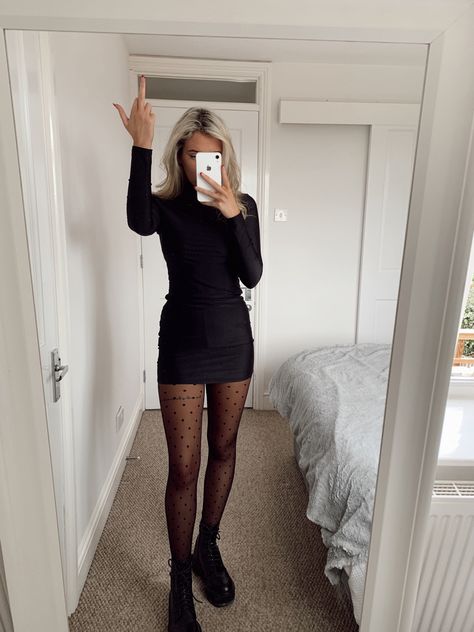 Pattern Tights Outfit Winter, Black Tube Skirt Outfit, Casual Bar Outfits Winter, Skirt And Tights Outfit Winter, Black Skirt And Tights Outfit, Bar Outfits Winter, Pattern Tights Outfit, Patterned Tights Outfit, Skirt And Tights Outfit