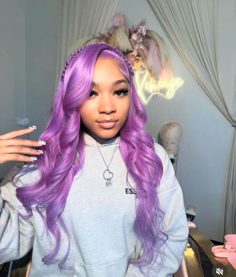 Lavender Hair Inspiration for a Fresh New Look Purple Wig Hairstyles, Lavender Hair Black Women, Light Purple Wigs, Ash Purple Hair, Lavender Hair Color Ideas, Blonde And Purple, Lavender Wig, Purple Hairstyles, Girl With Purple Hair