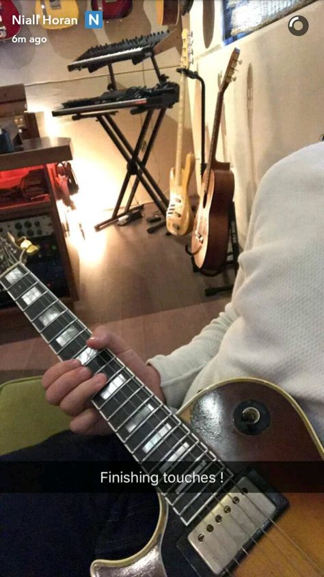 Niall in snapchat Niall Horan News, Guitar Notes, Niall Horan, Pre Order, Electric Guitar, Instagram Story, Snapchat, Music Instruments, Breaking News