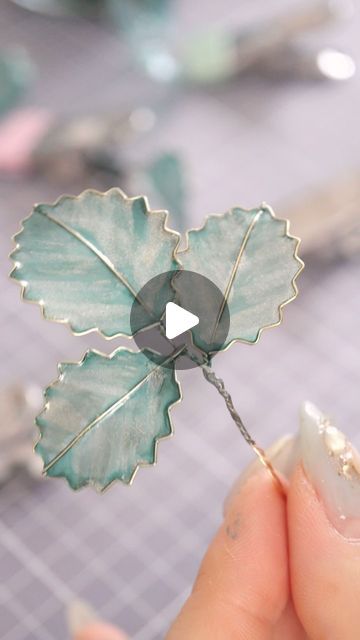 Nail Polish Wire Art, Nail Polish Flowers Wire, Wire Flowers Diy How To Make, Epoxy 3d, Polish Flowers, Nail Polish Flowers, 3d Epoxy, Butterfly Ornaments, Resin Crafts Tutorial