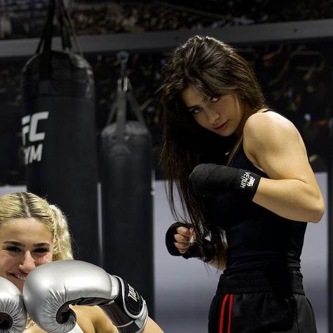 Gym Body Inspiration, Boxing Body Woman, Women Kickboxing Aesthetic, Women Boxers Boxing, Boxing Vision Board, Muay Thai Girl Aesthetic, Female Boxers Women Boxing, Female Boxing Outfit, Boxe Aesthetic Girl