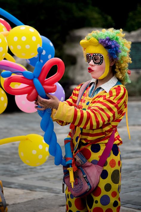 Selling the balloons. A woman disguised as a clown selling the balloons in hubei , #AD, #woman, #disguised, #Selling, #balloons, #clown #ad Clown Theme, Ranch Party, Clown Birthday, Clown Balloons, Clown Costumes, Circus Clowns, Clown Show, Poetry Slam, Song Writing